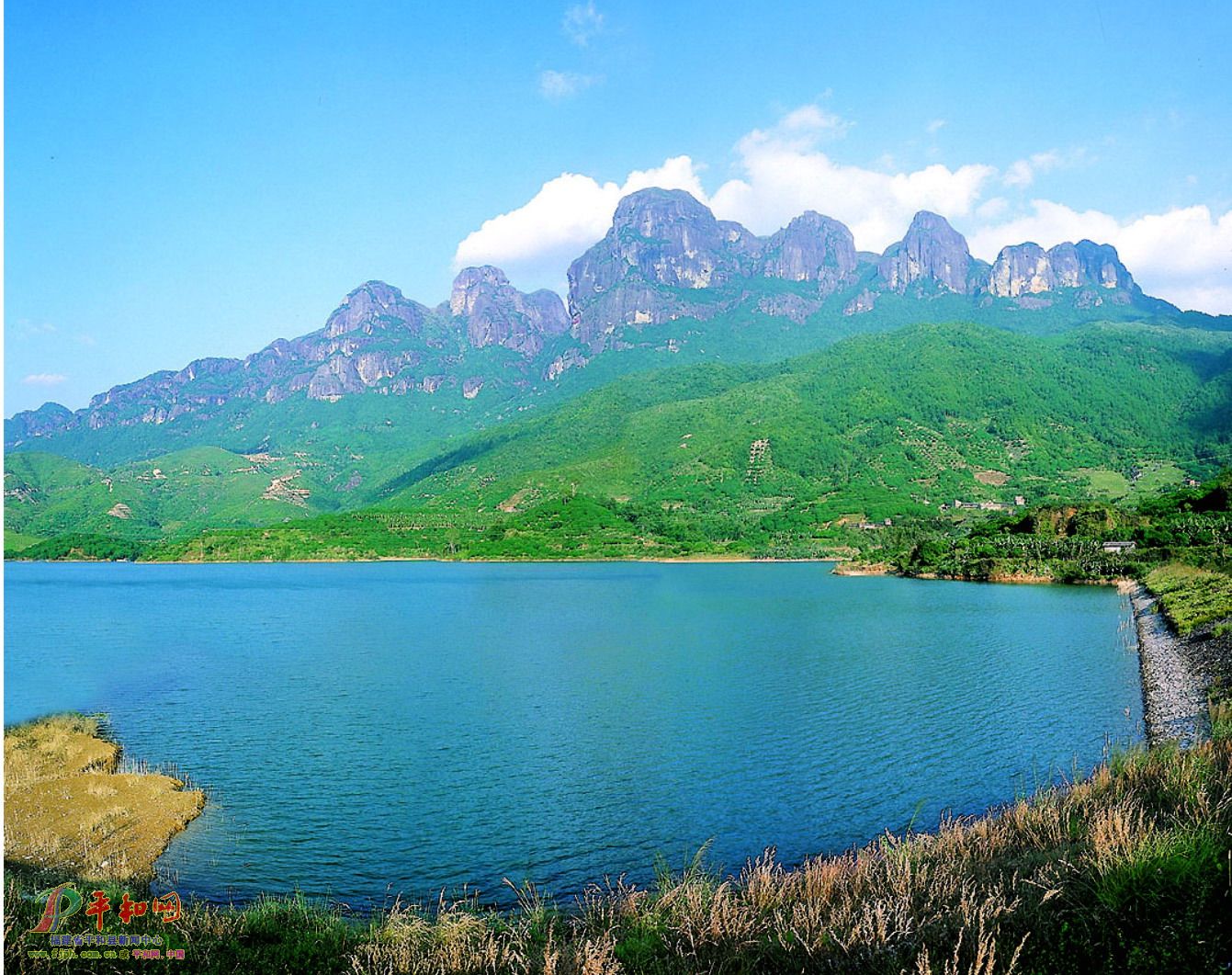 新榮湖與靈通山