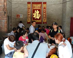 游客們在澄溪村品嘗農(nóng)家飯