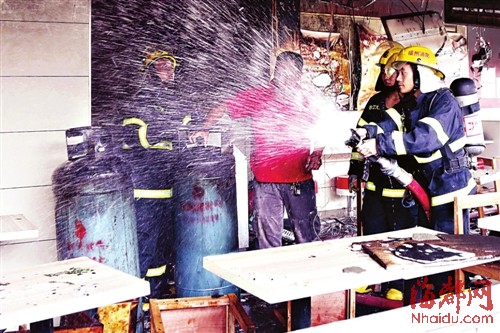 福州一餐館發(fā)生液化氣爆炸 店對面是加油站