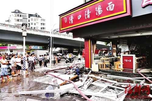 福州一餐館發(fā)生液化氣爆炸 店對面是加油站