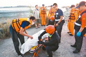 夫婦為救落水兒子雙雙溺斃 留3子望海神傷（圖）