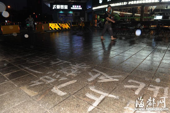 福州小車停自家門口 影響大媽們跳廣場舞遭虐