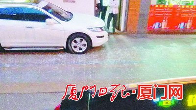 天降玻璃"奇雨"狂風(fēng)為"禍?zhǔn)?quot; 受驚路人紛紛抱頭狂奔