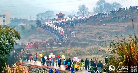 福建連城雨中遨游600米長“天下第一龍”鬧元宵