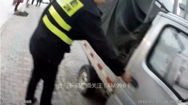 廈門一廢棄汽車?yán)镉小笆w” 路人連忙報(bào)警