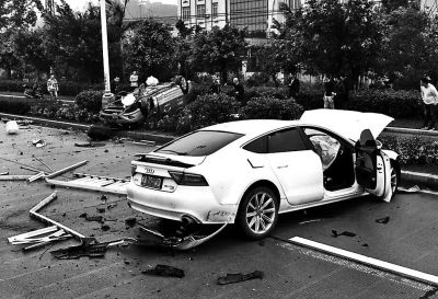 長樂一小車撞上出租車的哥被困女乘客被甩出 的哥不幸身亡