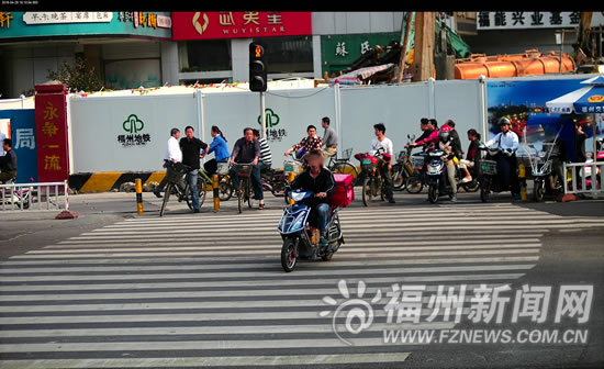 福州警方曝光150輛違反交規(guī)車輛　2人闖紅燈被拍