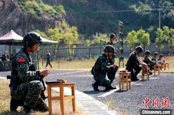 直擊“魔鬼周”訓(xùn)練：武警實(shí)彈射擊錘煉實(shí)戰(zhàn)能力