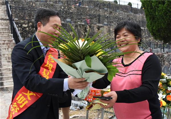 福建多地開展“鮮花換鞭炮”文明祭祀倡新風(fēng)