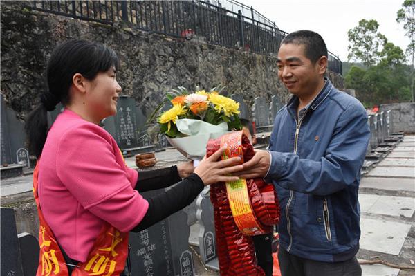 福建多地開展“鮮花換鞭炮”文明祭祀倡新風(fēng)