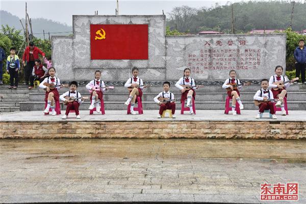 南靖縣龍山鎮(zhèn)百名群眾快閃唱響《我和我的祖國》