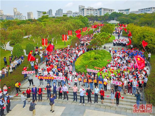 廈門：千人快閃，唱響《我和我的祖國(guó)》