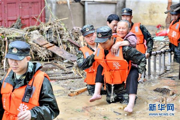 三明：強(qiáng)降雨導(dǎo)致城鎮(zhèn)內(nèi)澇　武警官兵轉(zhuǎn)移被困群眾