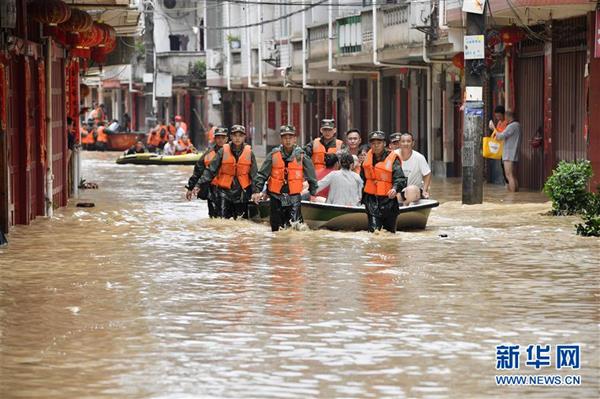 三明：強(qiáng)降雨導(dǎo)致城鎮(zhèn)內(nèi)澇　武警官兵轉(zhuǎn)移被困群眾