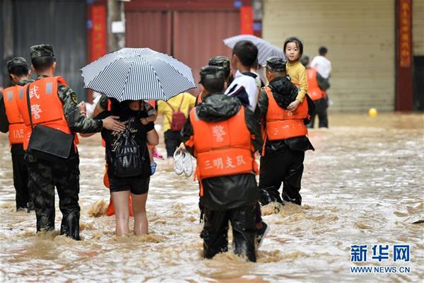 三明：強(qiáng)降雨導(dǎo)致城鎮(zhèn)內(nèi)澇　武警官兵轉(zhuǎn)移被困群眾