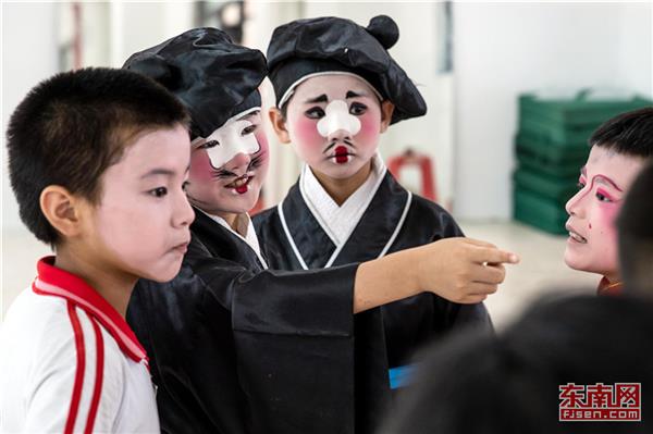 高甲戲走進(jìn)晉江校園：培養(yǎng)守藝人讓絕活不“絕”