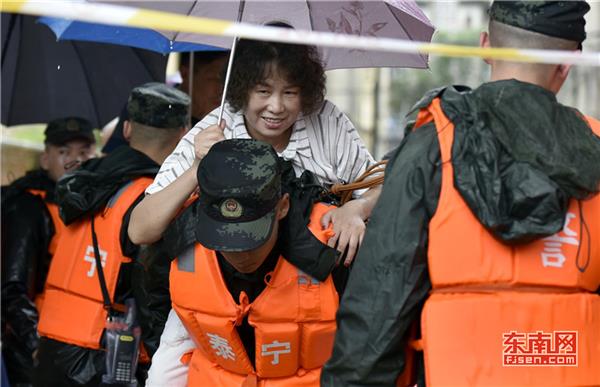 泰寧：武警官兵緊急救援被困群眾