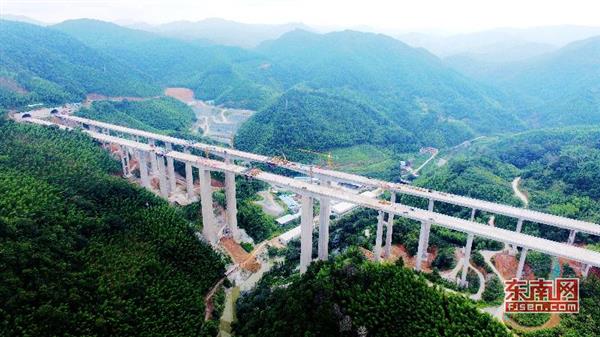 福建高速公路“第一高墩”大橋合龍