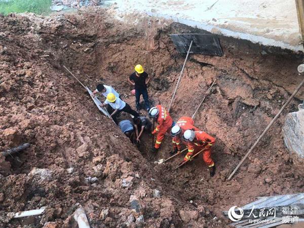 福建漳州：工地突發(fā)塌方一工人被埋 消防隊(duì)員40分鐘生死救援