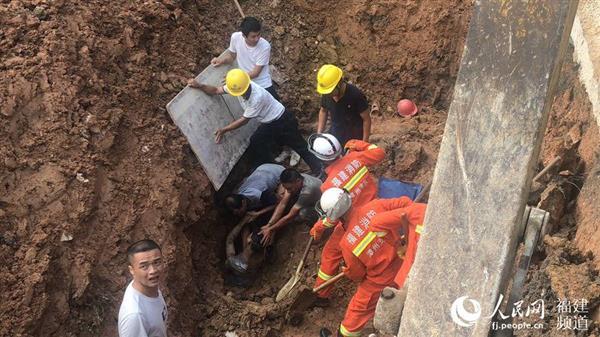 福建漳州：工地突發(fā)塌方一工人被埋 消防隊(duì)員40分鐘生死救援