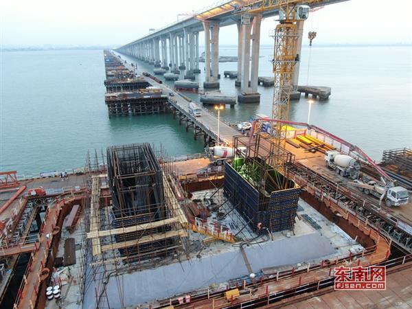 新建福廈鐵路泉州灣跨海大橋主墩首節(jié)塔柱順利澆筑