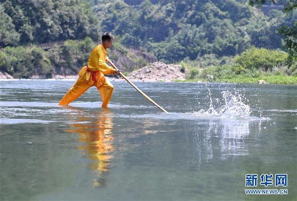 福建寧德：“獨(dú)木沖浪”秀絕技