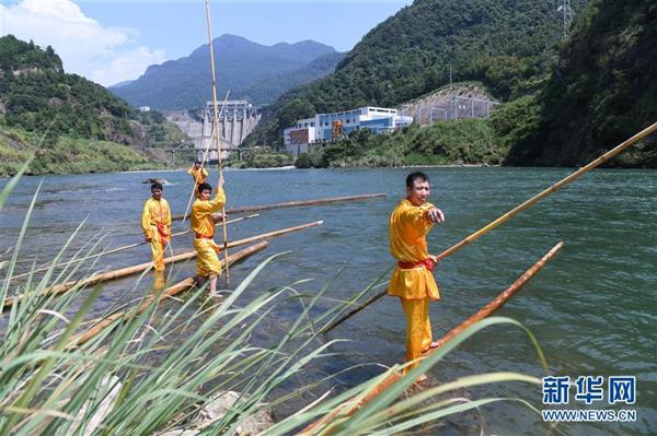 福建寧德：“獨(dú)木沖浪”秀絕技