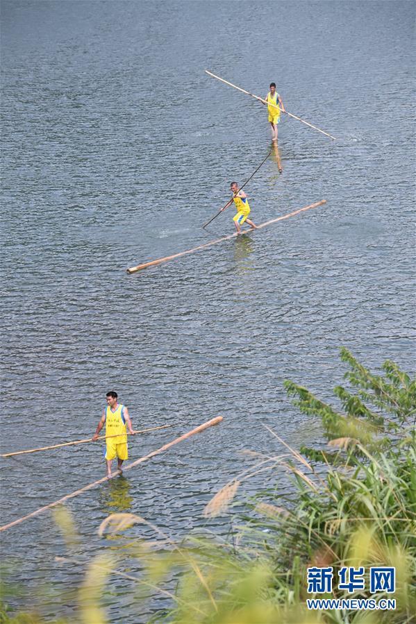 福建寧德：“獨(dú)木沖浪”秀絕技