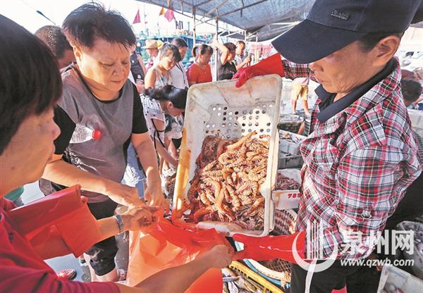 石獅：開漁歸來　市民搶鮮