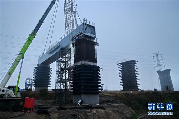 新建福廈鐵路全線首片上跨既有線鋼蓋梁吊裝成功