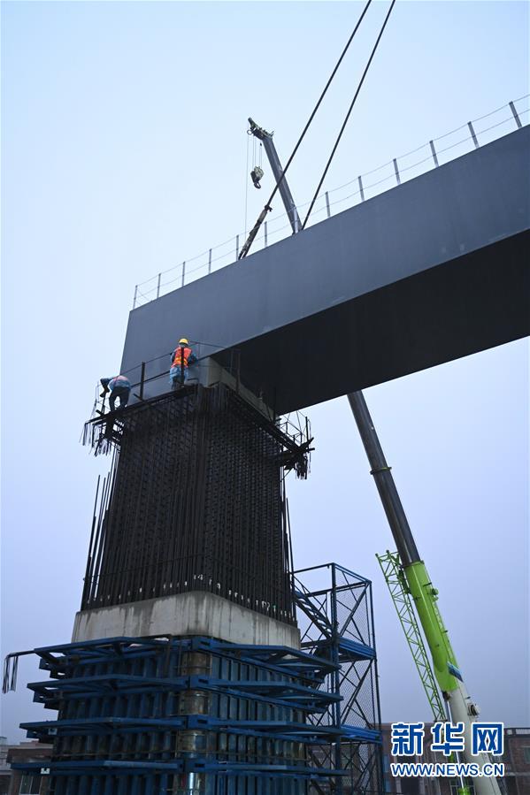 新建福廈鐵路全線首片上跨既有線鋼蓋梁吊裝成功