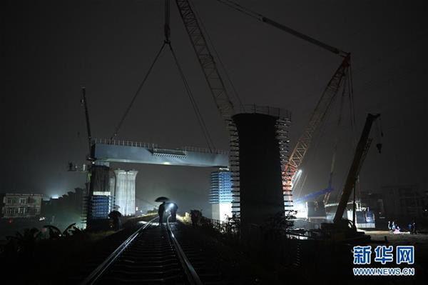 新建福廈鐵路全線首片上跨既有線鋼蓋梁吊裝成功