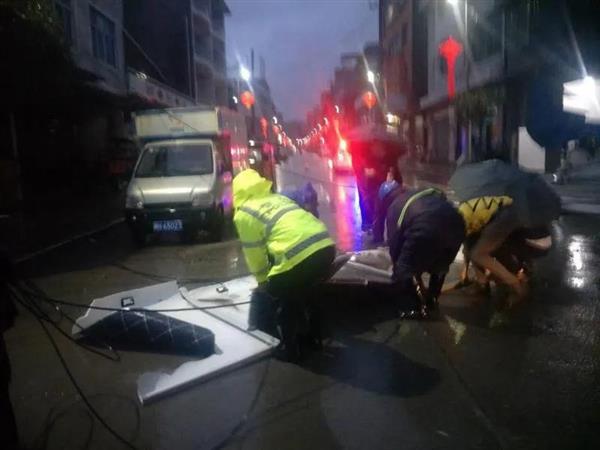 22日南平政和,、光澤等地出現(xiàn)暴雨冰雹