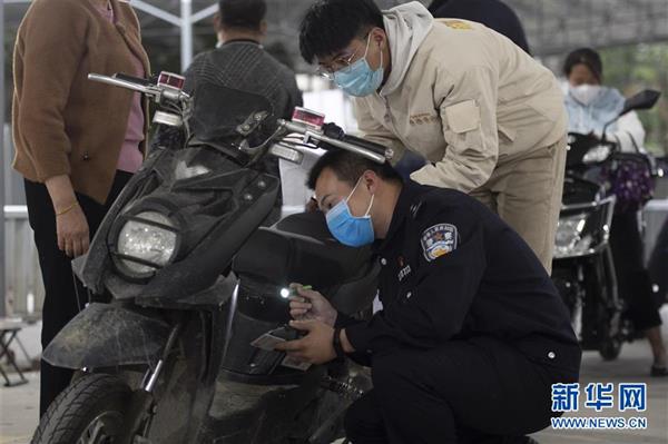 福州：加班加點更換新式電動自行車號牌