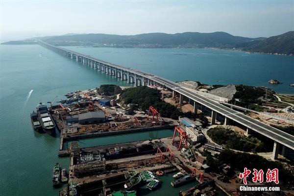 航拍建設(shè)中的福建平潭海峽公鐵兩用大橋