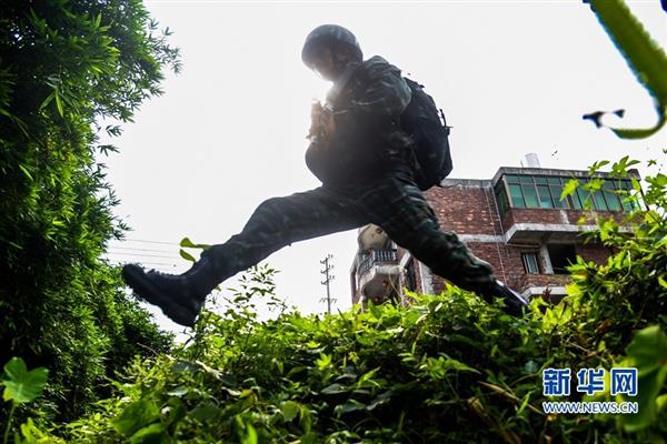 福建武警“魔鬼周”磨礪反恐利劍