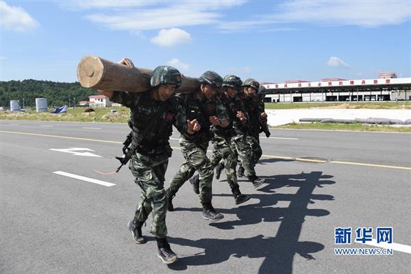 武警特戰(zhàn)官兵高溫“淬火”