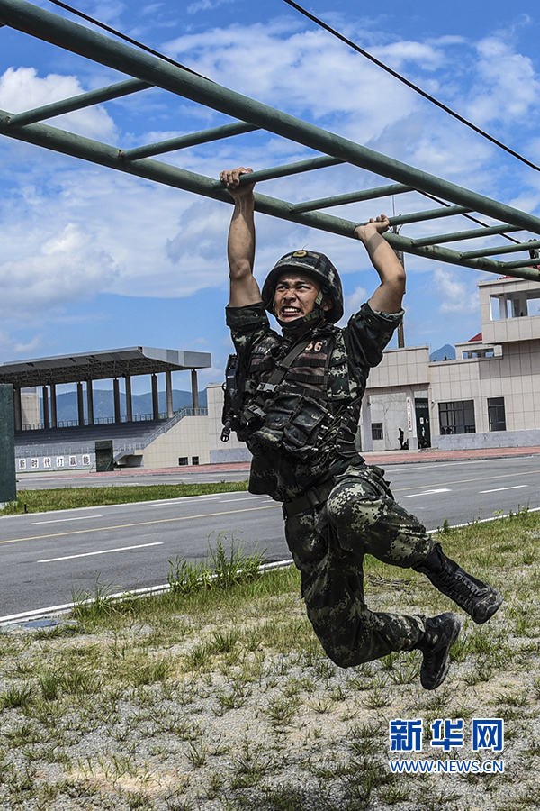 武警特戰(zhàn)官兵高溫“淬火”