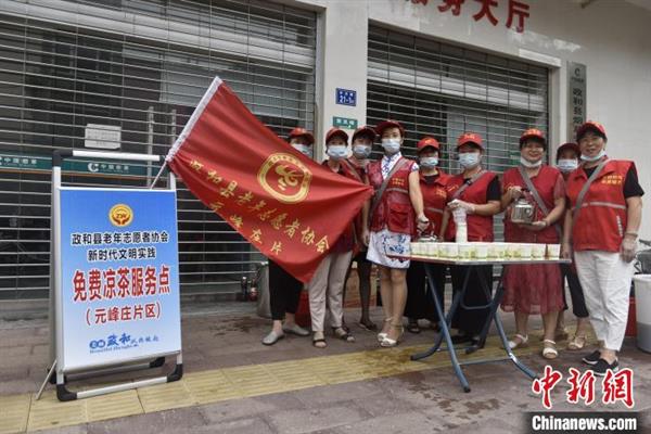 福建老年志愿者十五年如一日免費供應(yīng)涼茶