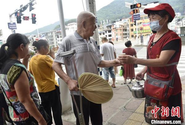 福建老年志愿者十五年如一日免費供應(yīng)涼茶