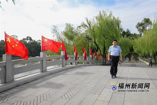 福州喜迎國(guó)慶氛圍濃：紅旗漫卷 鮮花簇?fù)? border=