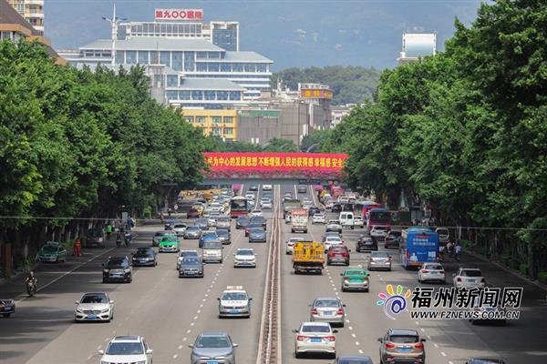 福州喜迎國(guó)慶氛圍濃：紅旗漫卷 鮮花簇?fù)? border=