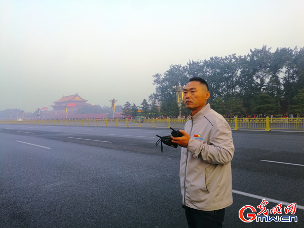 【中國夢?踐行者】這樣一群早出晚歸的“馬路天使”,，扮靚天安門廣場迎國慶丨動圖