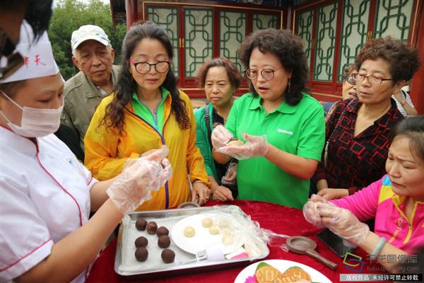 9月19日,，北京大觀園凹晶溪館,，游客與華天凱豐的面點師傅一起制作“瓦當(dāng)圖案”月餅迎接中秋節(jié)到來（圖片來源：tuku.qianlong.com）,。千龍網(wǎng)記者 巢晶攝