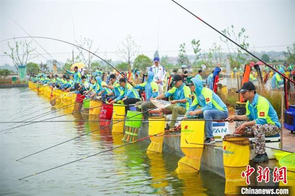 民眾在養(yǎng)殖基地釣魚?！×我嗽?攝