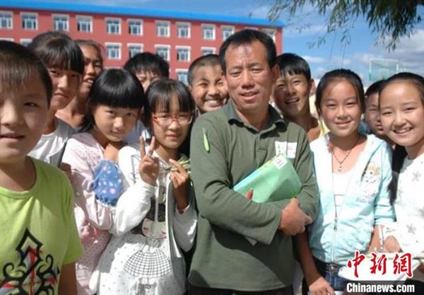 【中國(guó)這十年】生物教師建起“百草園”課堂：讓孩子們觸摸自然之美