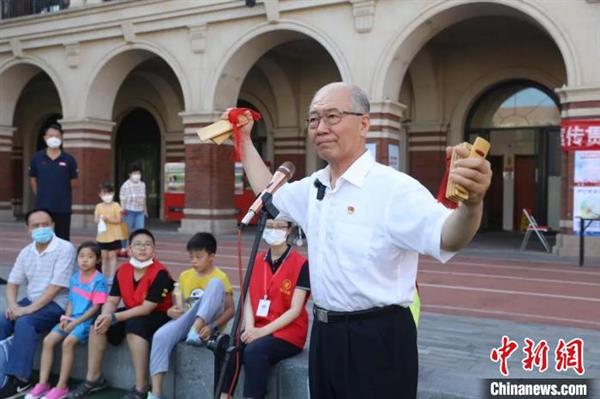 天津干警向群眾進行“沉浸式”養(yǎng)老反詐宣傳