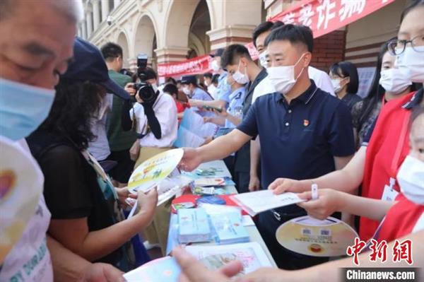 天津干警向群眾進行“沉浸式”養(yǎng)老反詐宣傳 圖為宣傳活動現(xiàn)場 天津市委政法委供圖