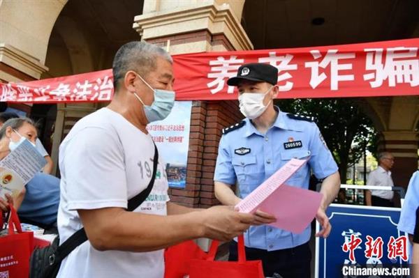 天津干警向群眾進行“沉浸式”養(yǎng)老反詐宣傳 圖為宣傳活動現(xiàn)場 天津市委政法委供圖