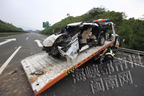 廈蓉高速一小車被護(hù)欄切開 媽媽臨時(shí)換座兒得以幸存